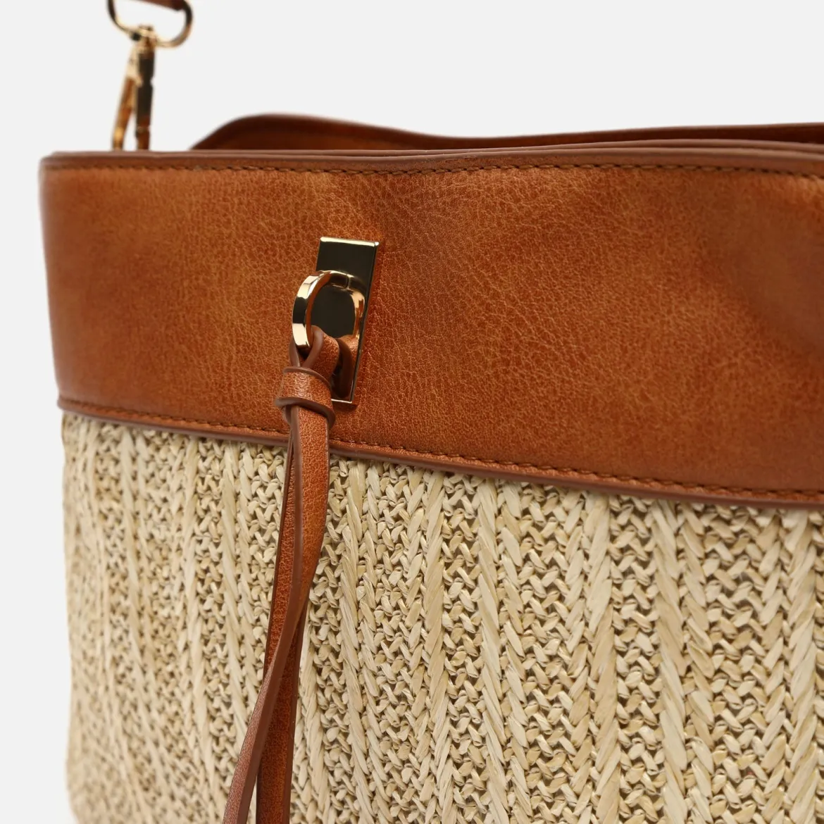 Bolso bandolera pequeño efecto rafia