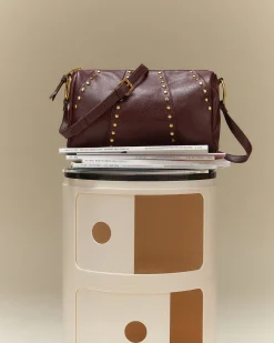 Bolso bowling con detalles metálicos