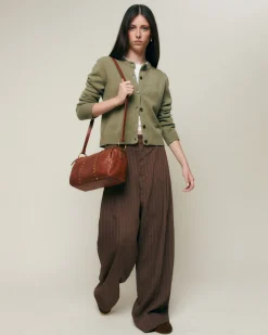 Bolso bowling con detalles metálicos