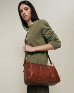 Bolso bowling con detalles metálicos