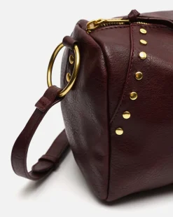 Bolso bowling con detalles metálicos