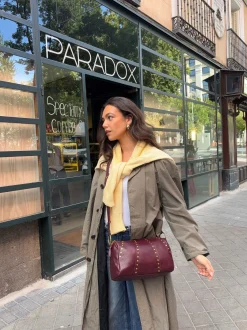 Bolso bowling con detalles metálicos