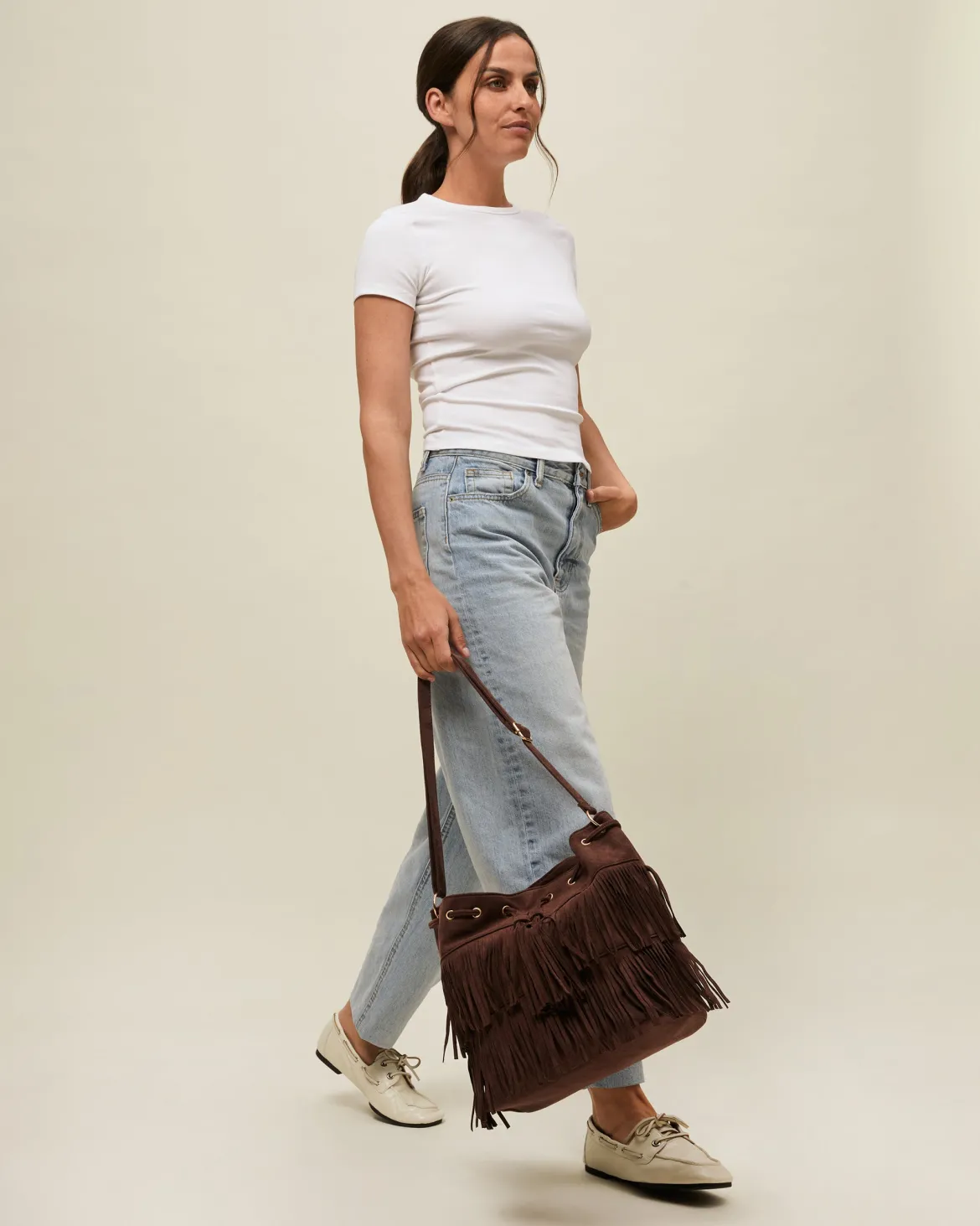 Bolso bucket efecto ante con flecos