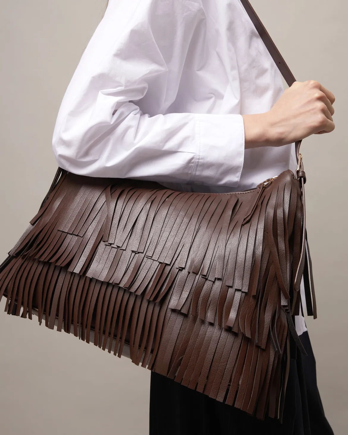 Bolso de hombro con flecos