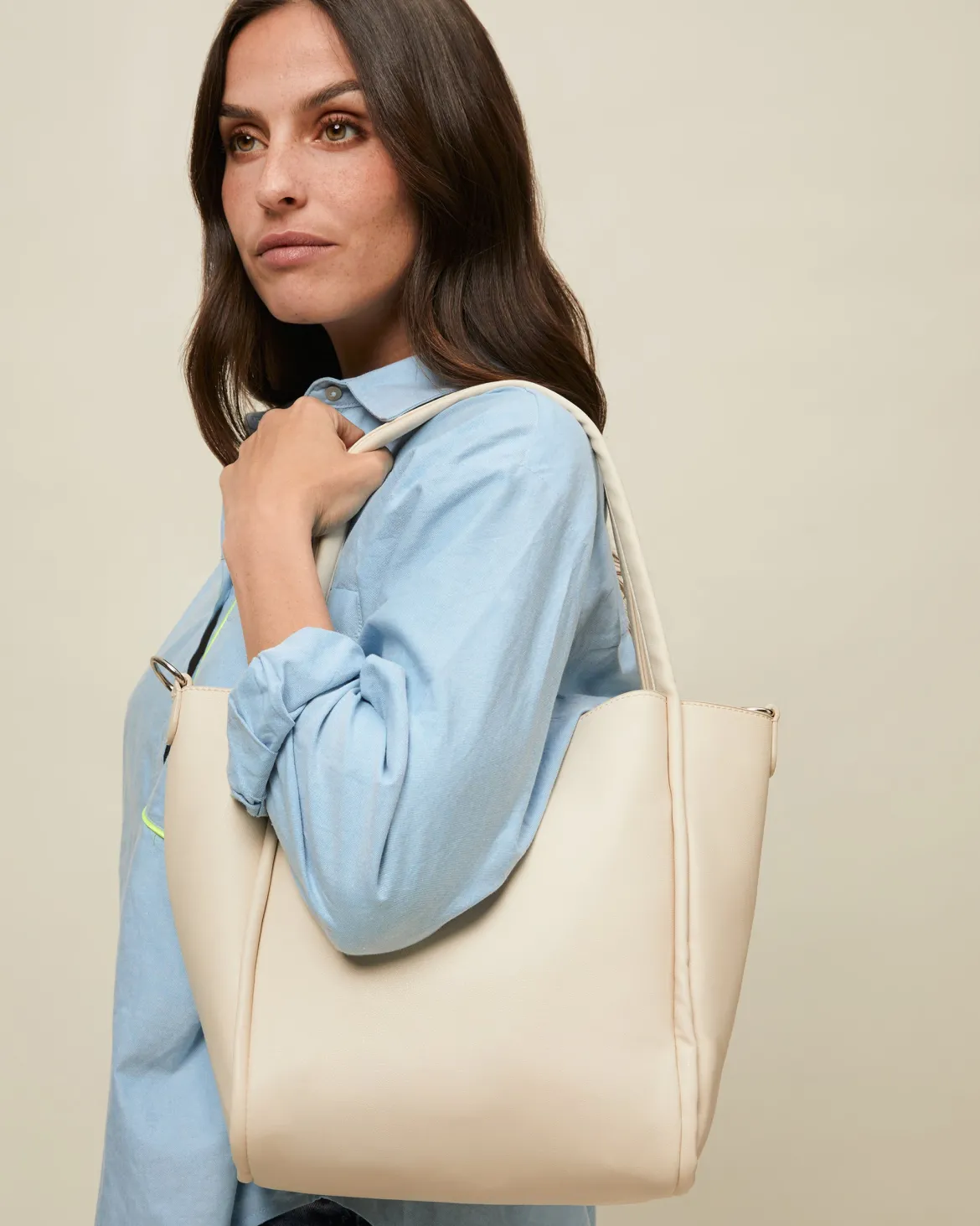 Bolso de hombro con neceser y asa bandolera extraíble