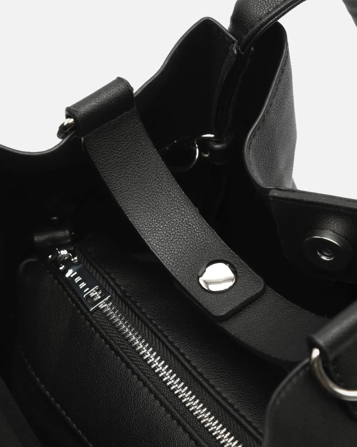 Bolso de hombro con neceser y asa bandolera extraíble
