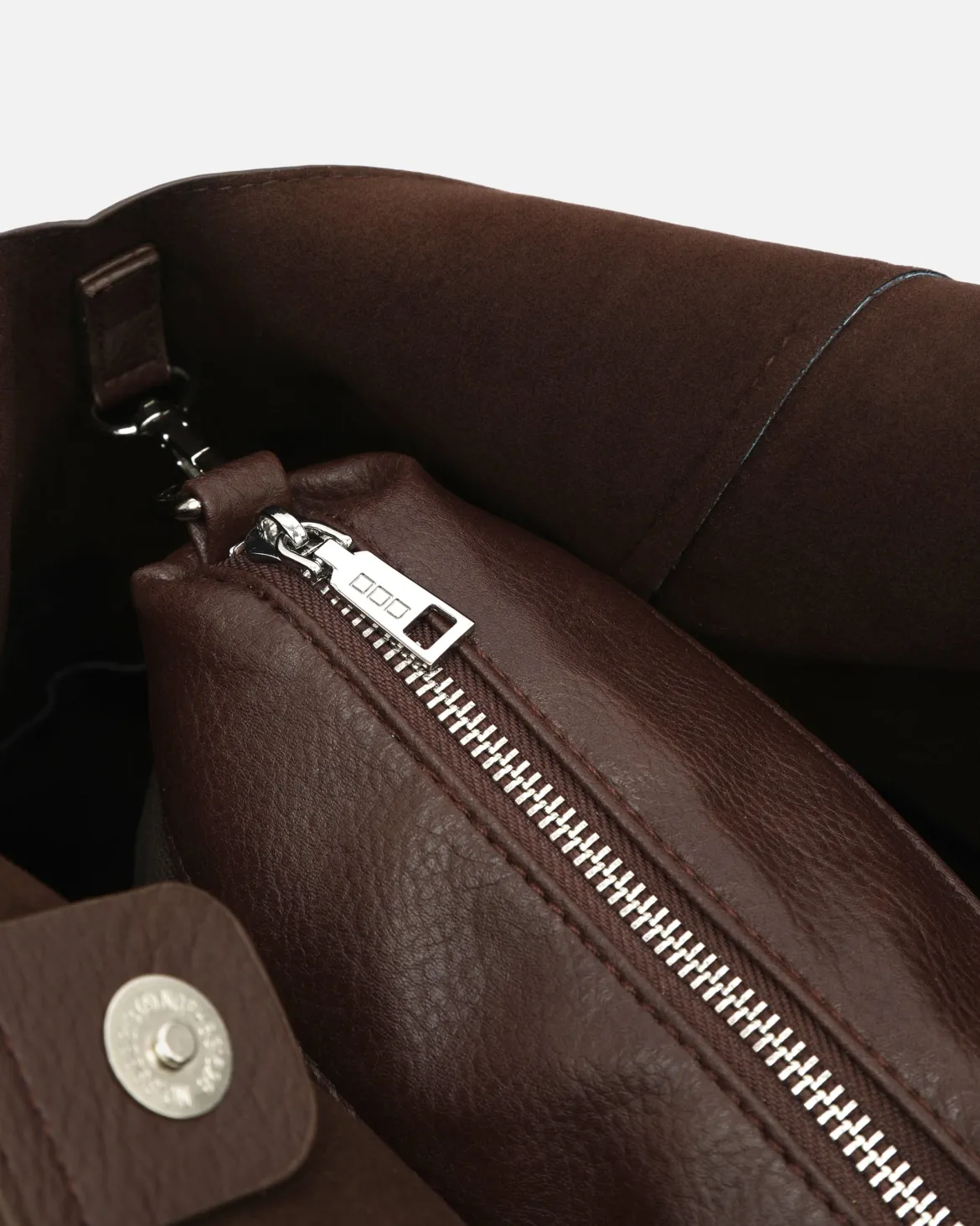 Bolso de hombro con neceser extraíble