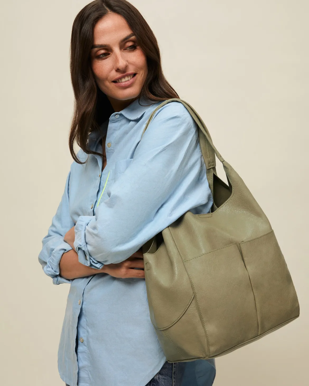 Bolso de hombro con neceser extraíble