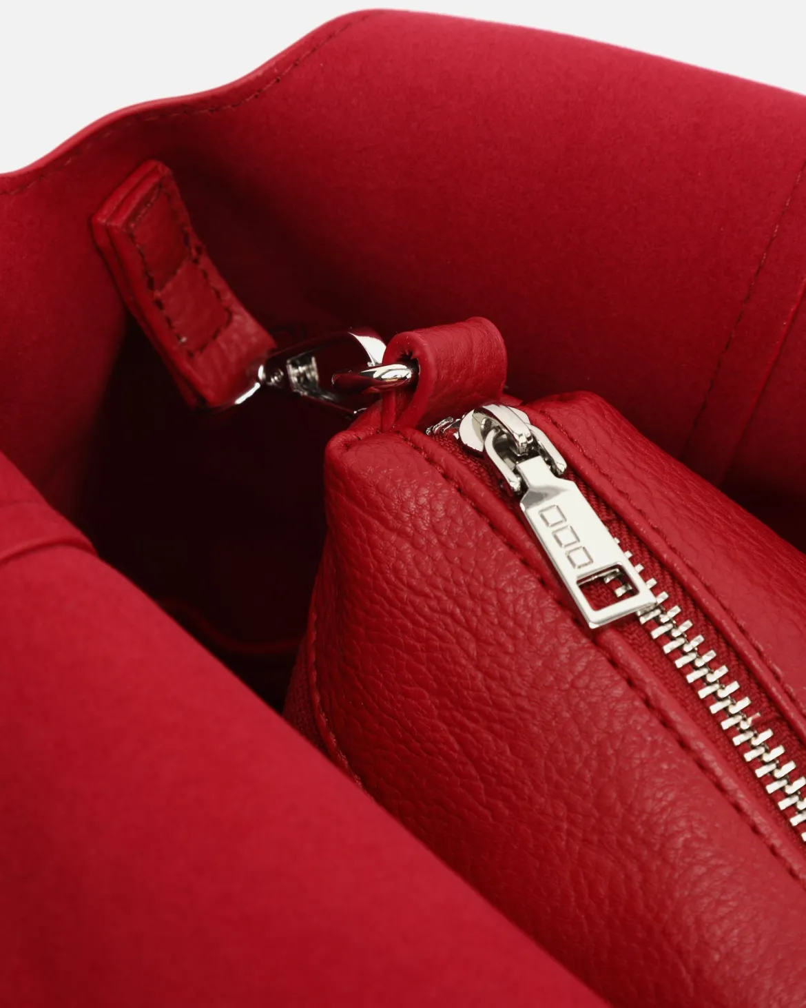 Bolso de hombro con neceser extraíble