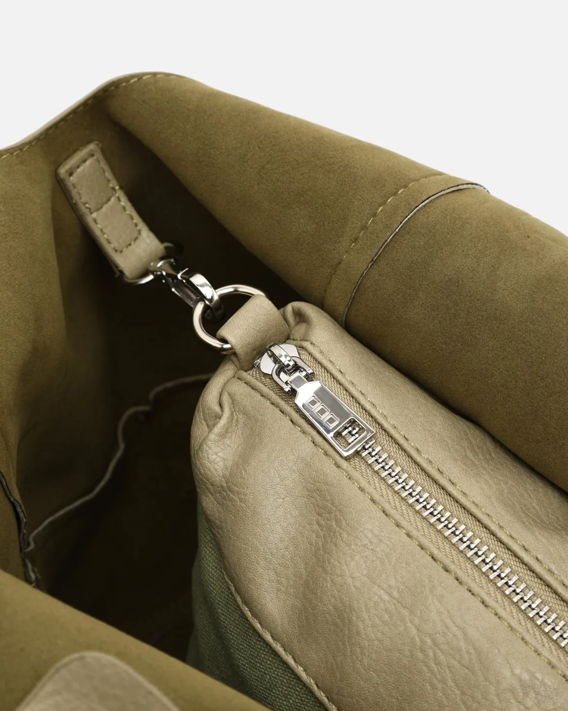 Bolso de hombro con neceser extraíble