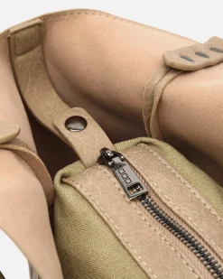 Bolso de hombro con neceser extraíble y detalles metálicos