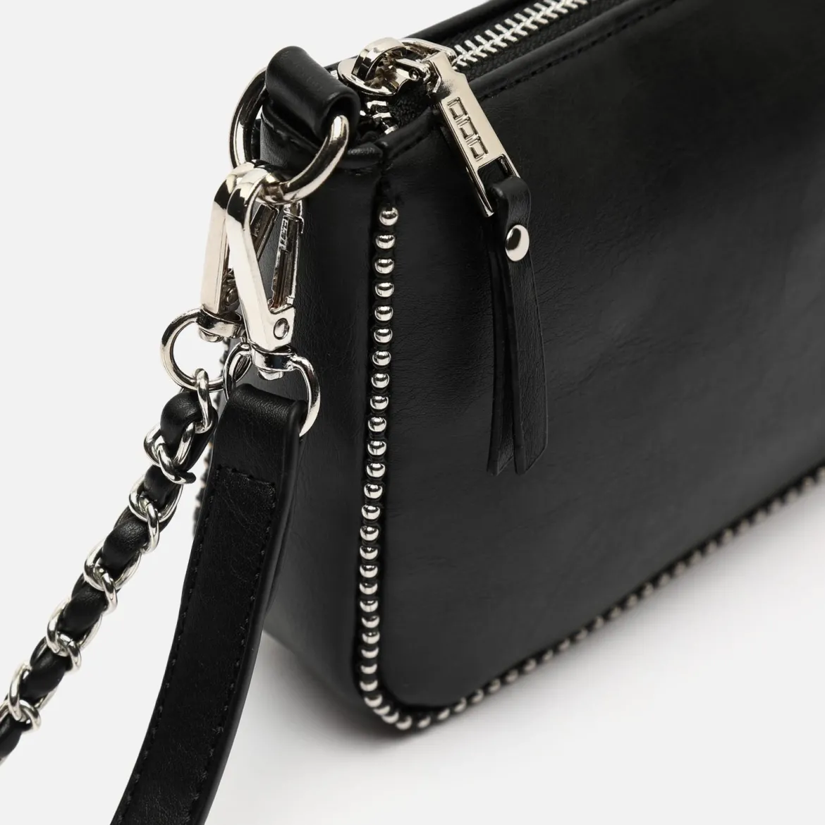 Bolso de hombro pequeño con asa bandolera y detalles metálicos