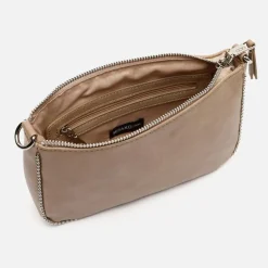 Bolso de hombro pequeño con asa bandolera y detalles metálicos