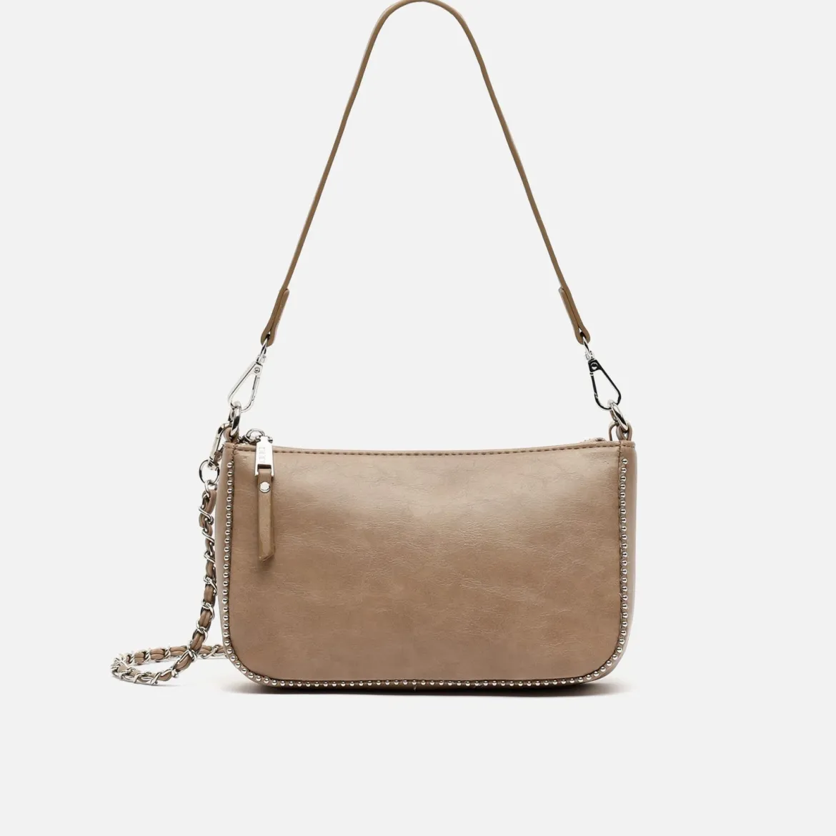 Bolso de hombro pequeño con asa bandolera y detalles metálicos