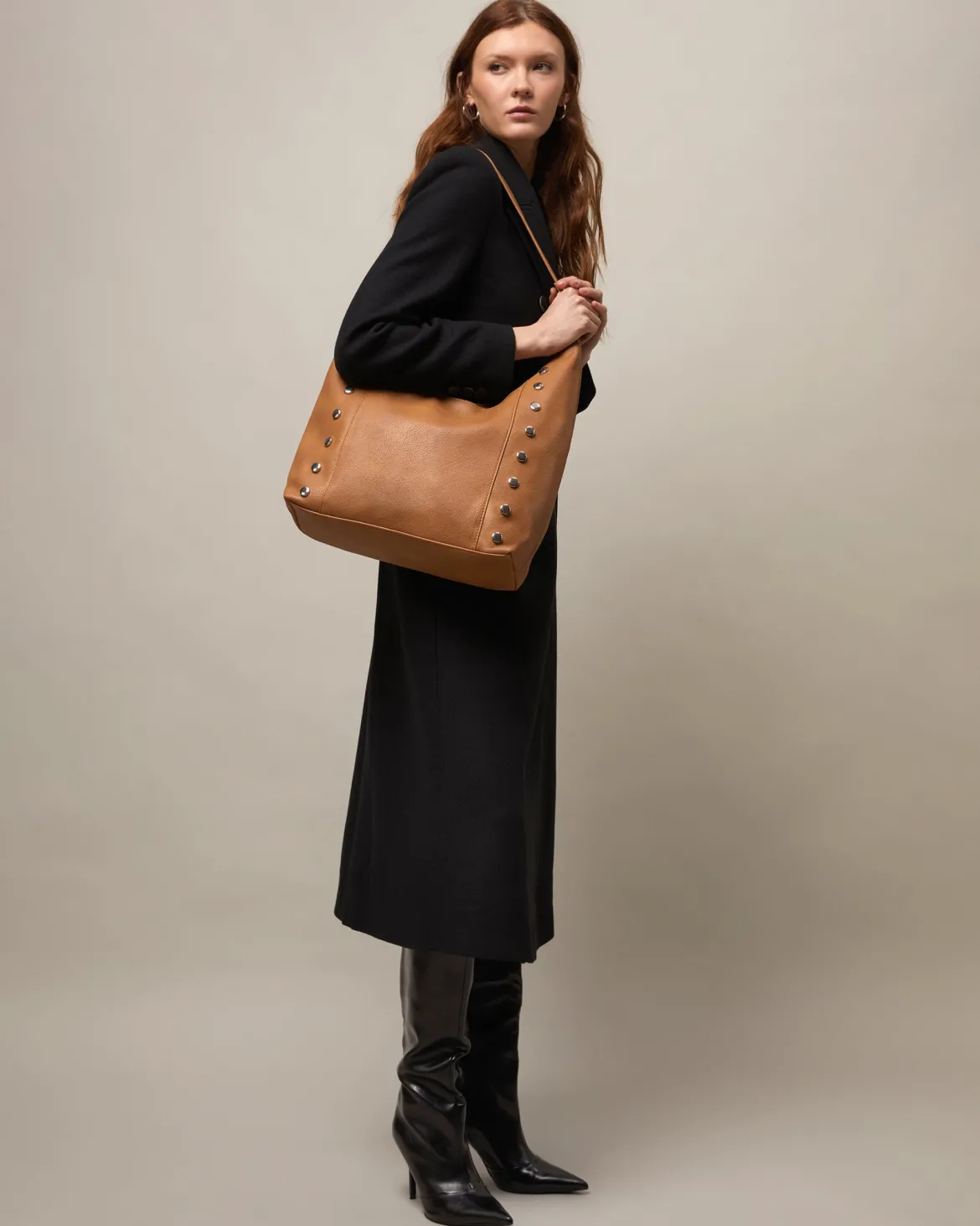 Bolso hobo con detalles metálicos