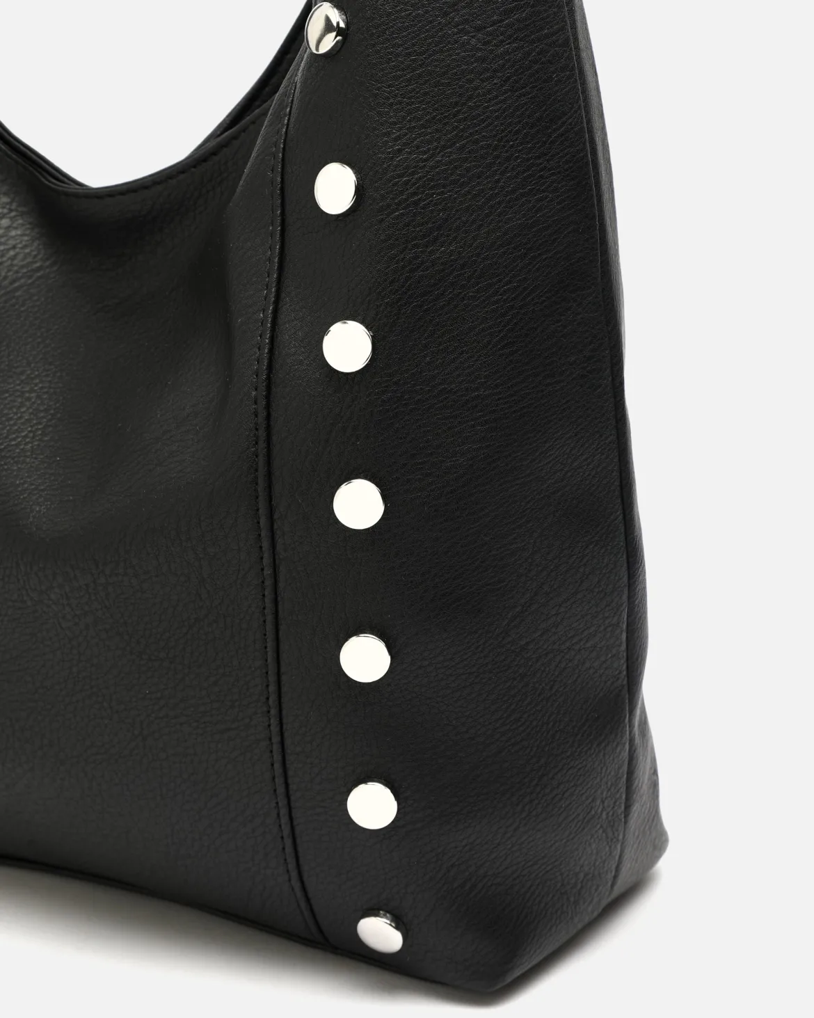 Bolso hobo con detalles metálicos