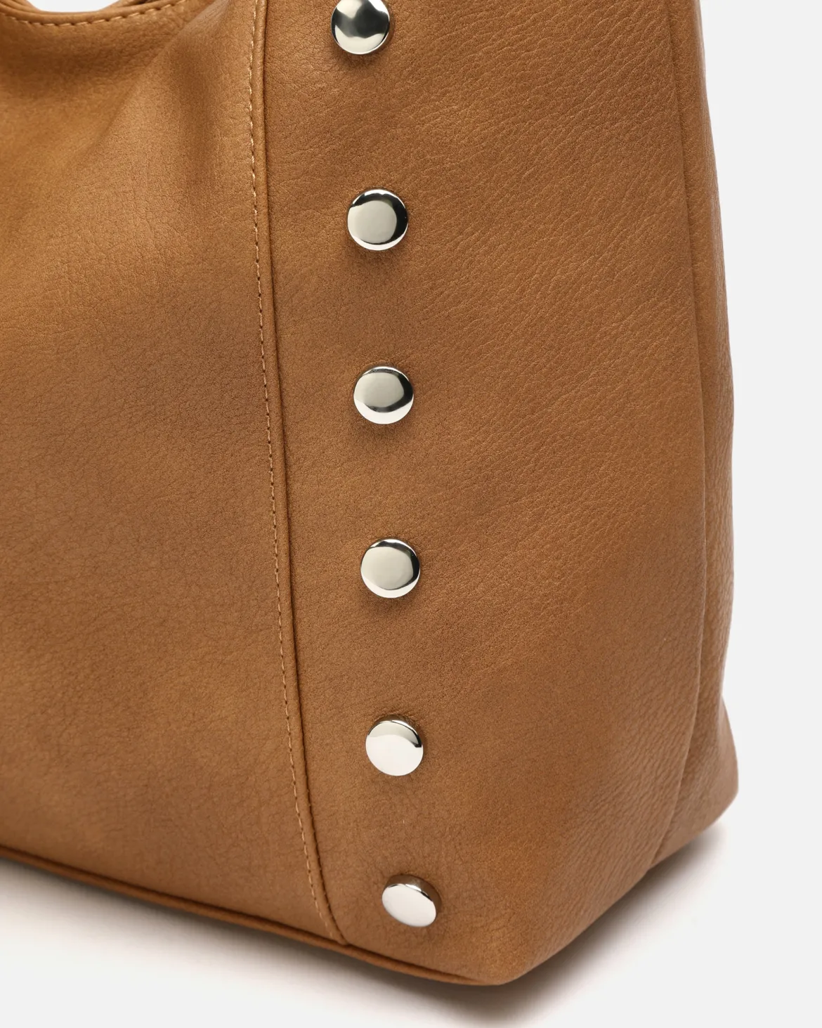 Bolso hobo con detalles metálicos