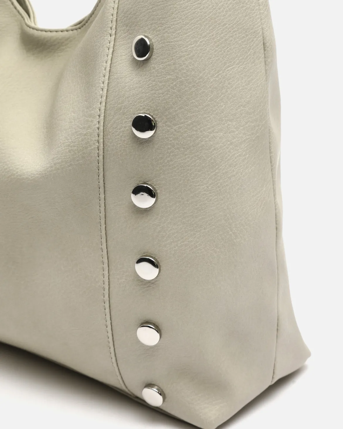 Bolso hobo con detalles metálicos
