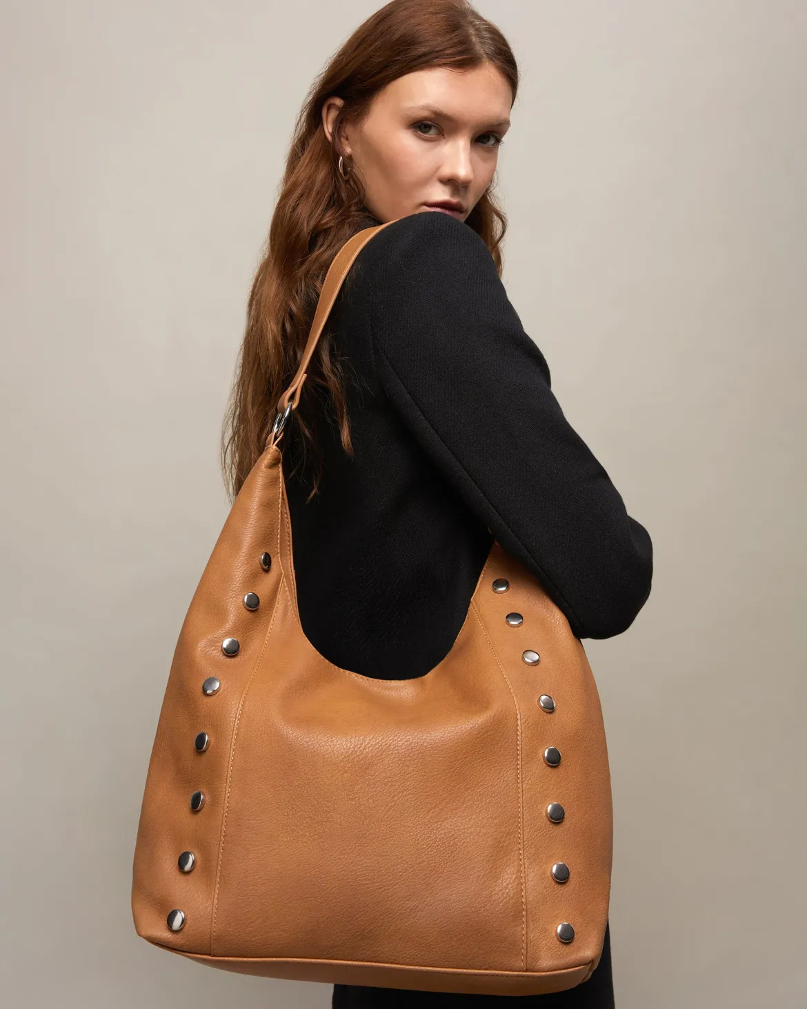 Bolso hobo con detalles metálicos