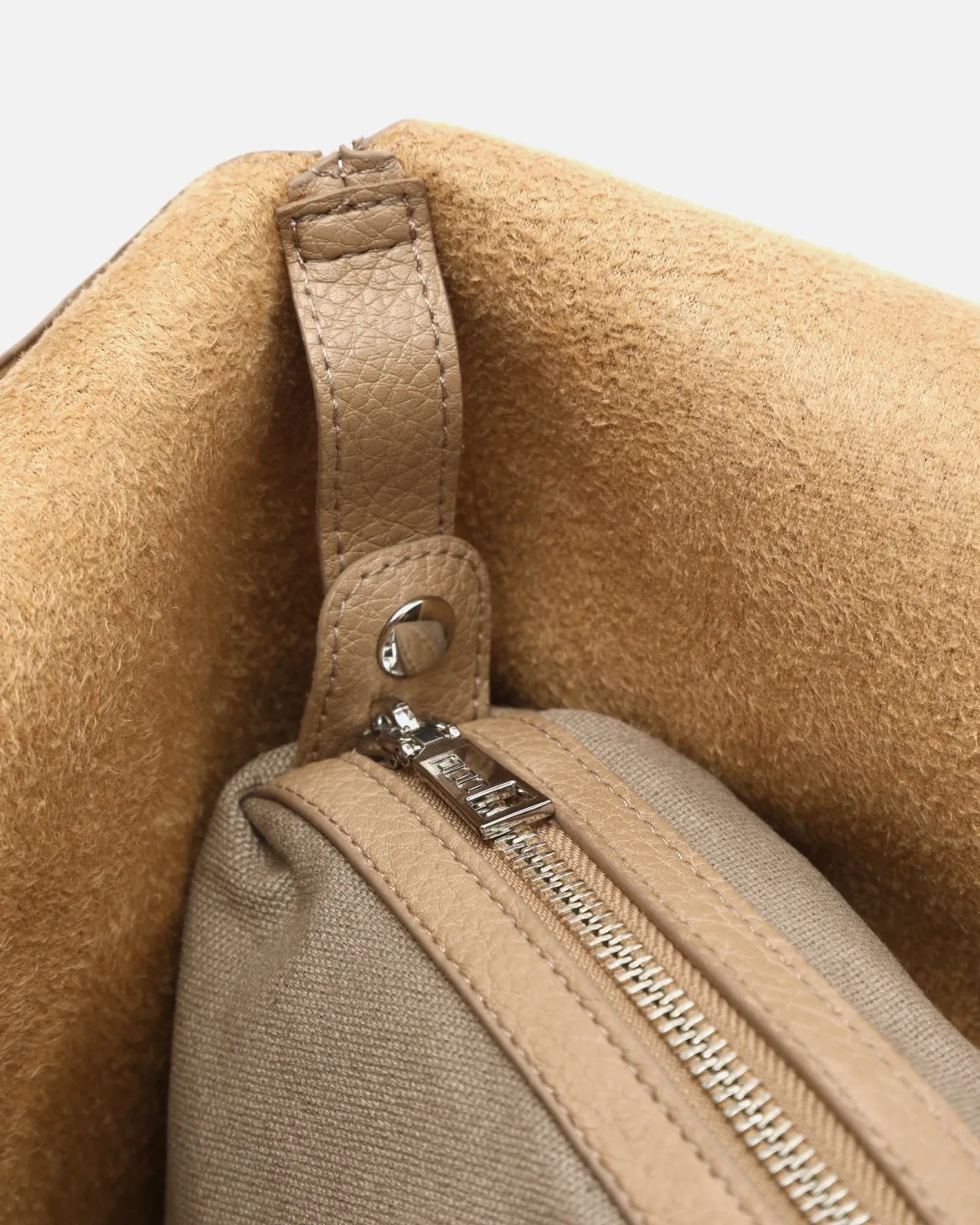 Bolso hobo con neceser extraíble