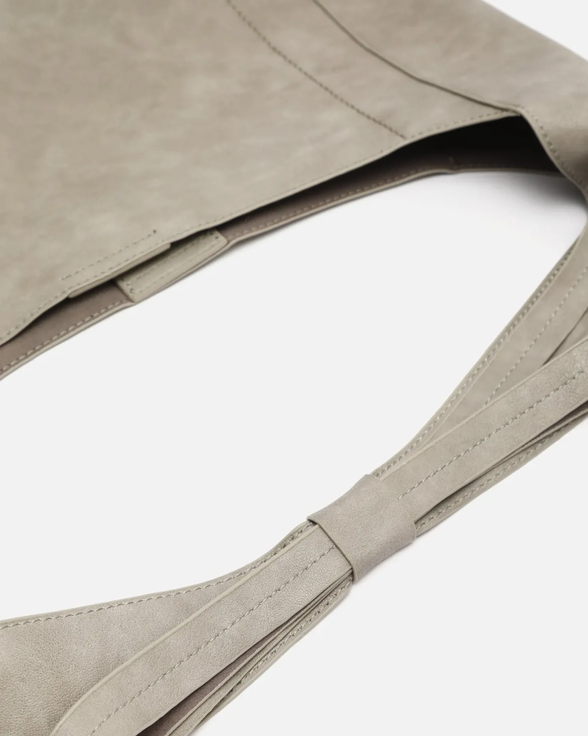 Bolso hobo con neceser extraíble