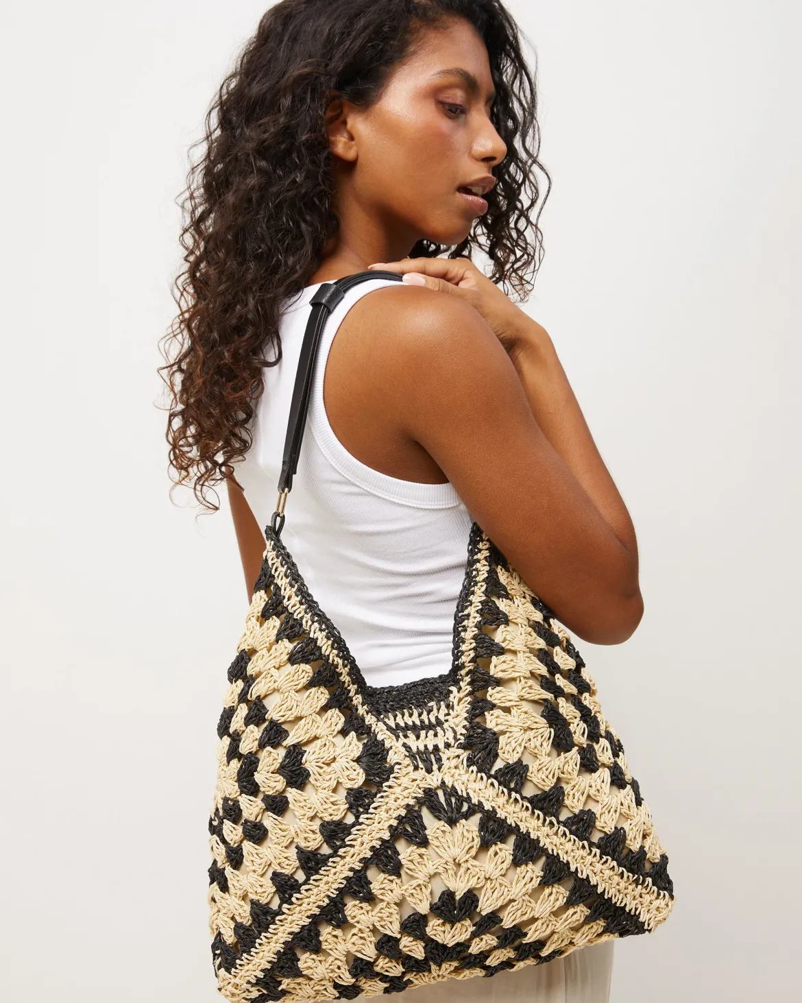 Bolso hobo efecto rafia con estampado