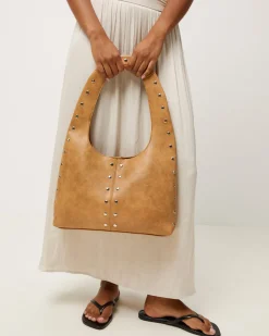 Bolso hobo grande con detalles metálicos