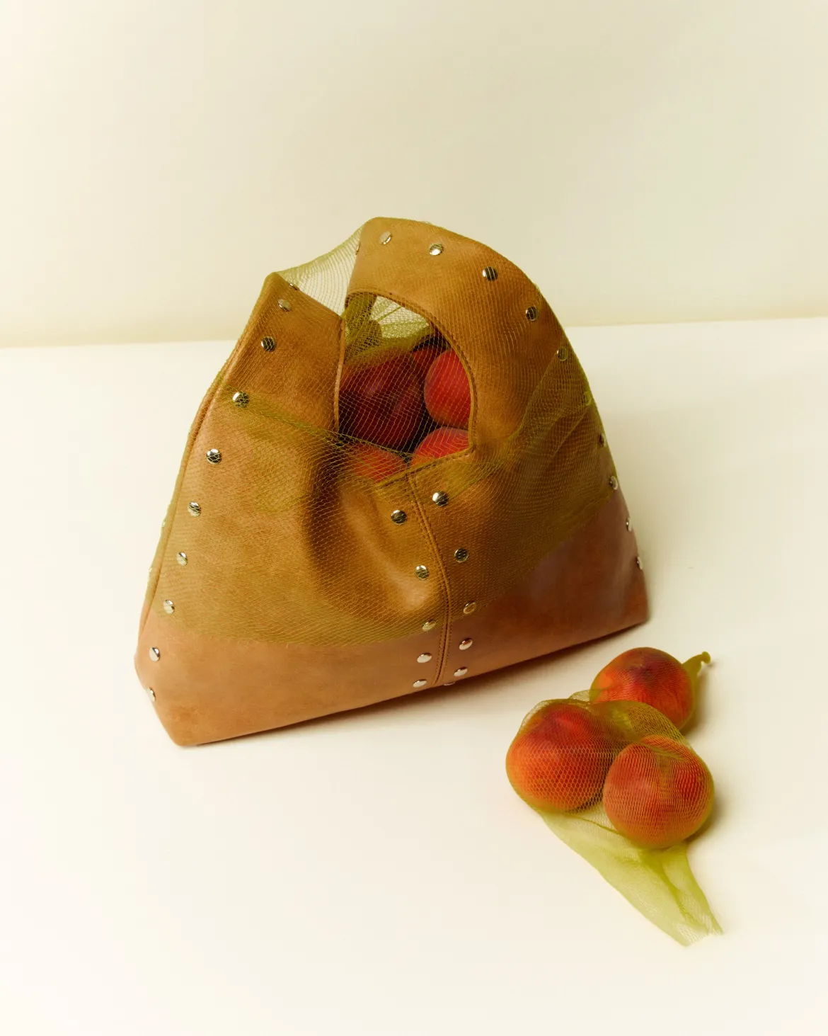Bolso hobo grande con detalles metálicos