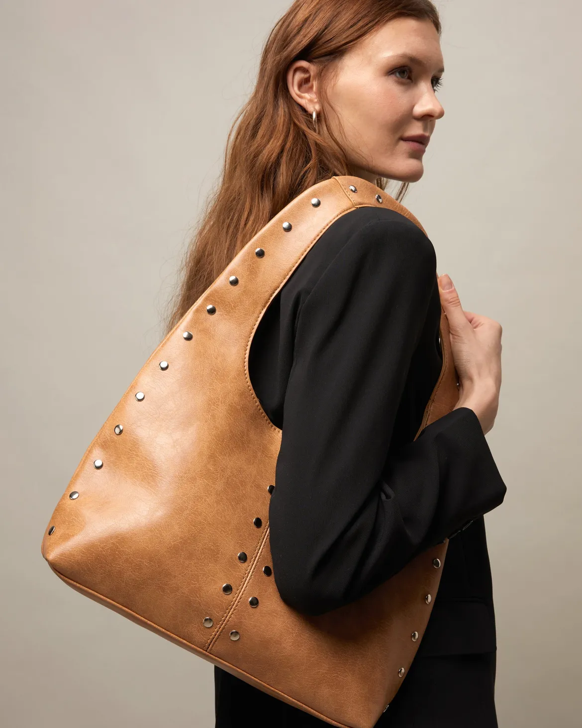 Bolso hobo grande con detalles metálicos