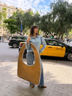 Bolso hobo grande con detalles metálicos