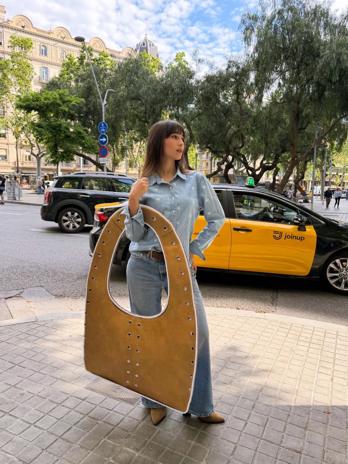Bolso hobo grande con detalles metálicos