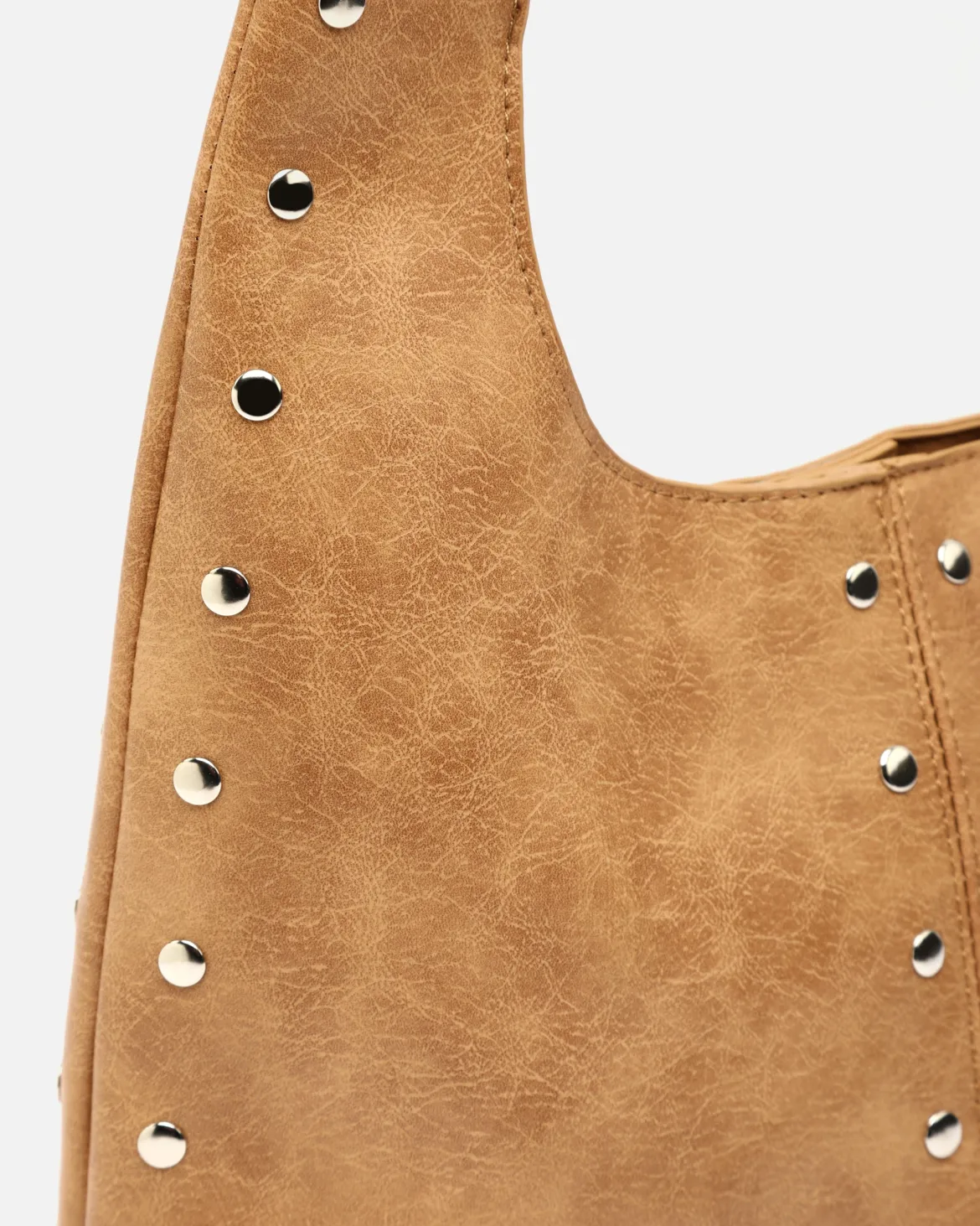 Bolso hobo grande con detalles metálicos