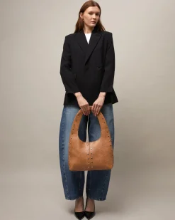 Bolso hobo grande con detalles metálicos