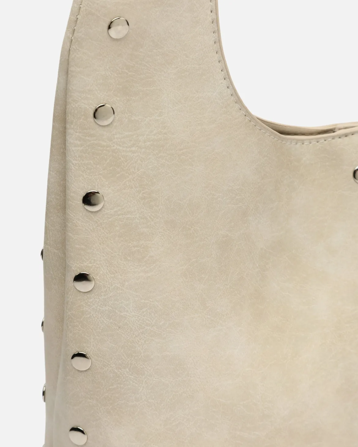 Bolso hobo grande con detalles metálicos