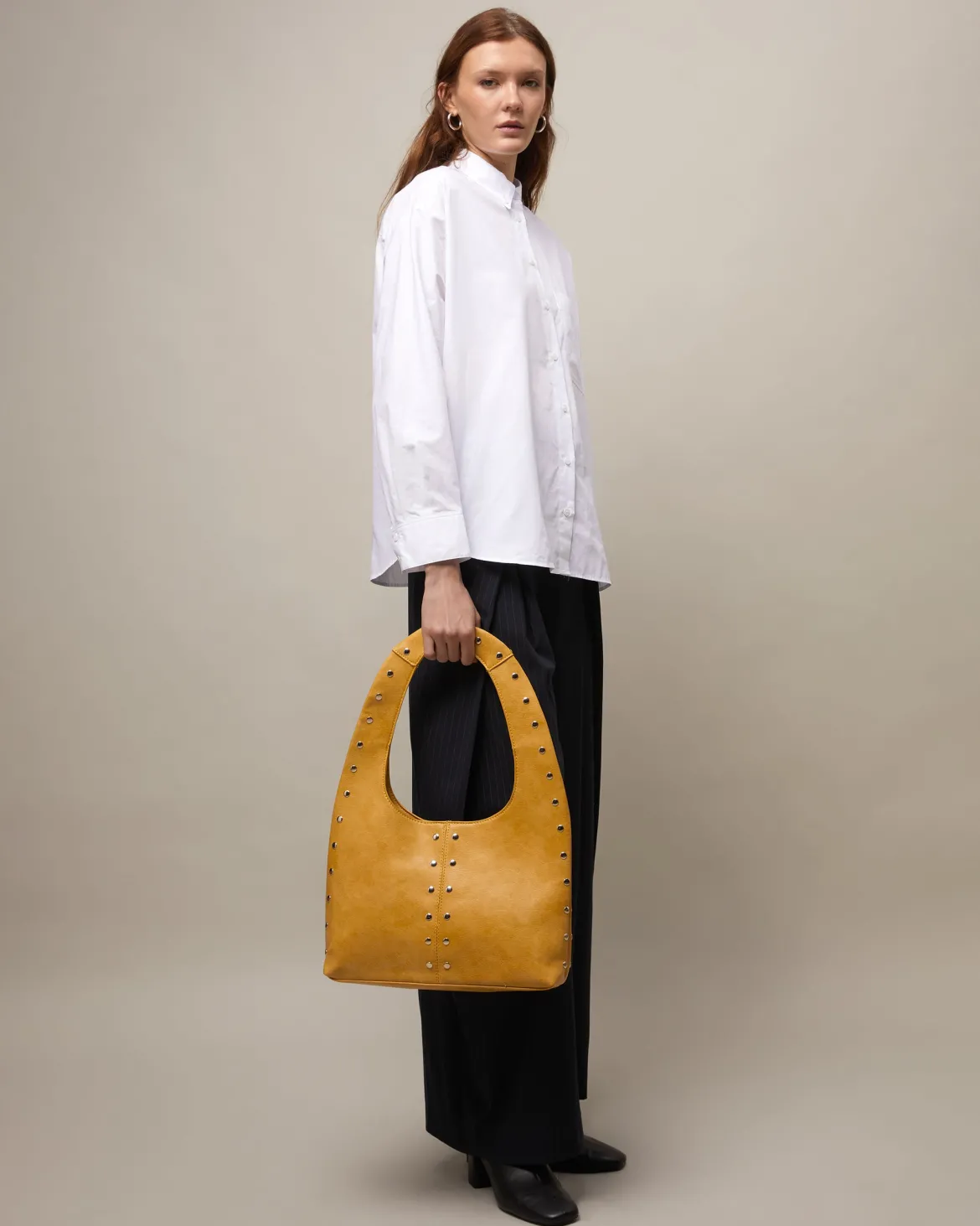 Bolso hobo grande con detalles metálicos