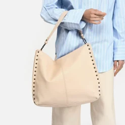 Bolso hobo grande con detalles metálicos