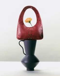 Bolso hobo pequeño con detalles metálicos