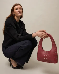 Bolso hobo pequeño con detalles metálicos