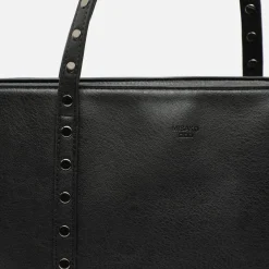 Bolso shopper con detalles metálicos