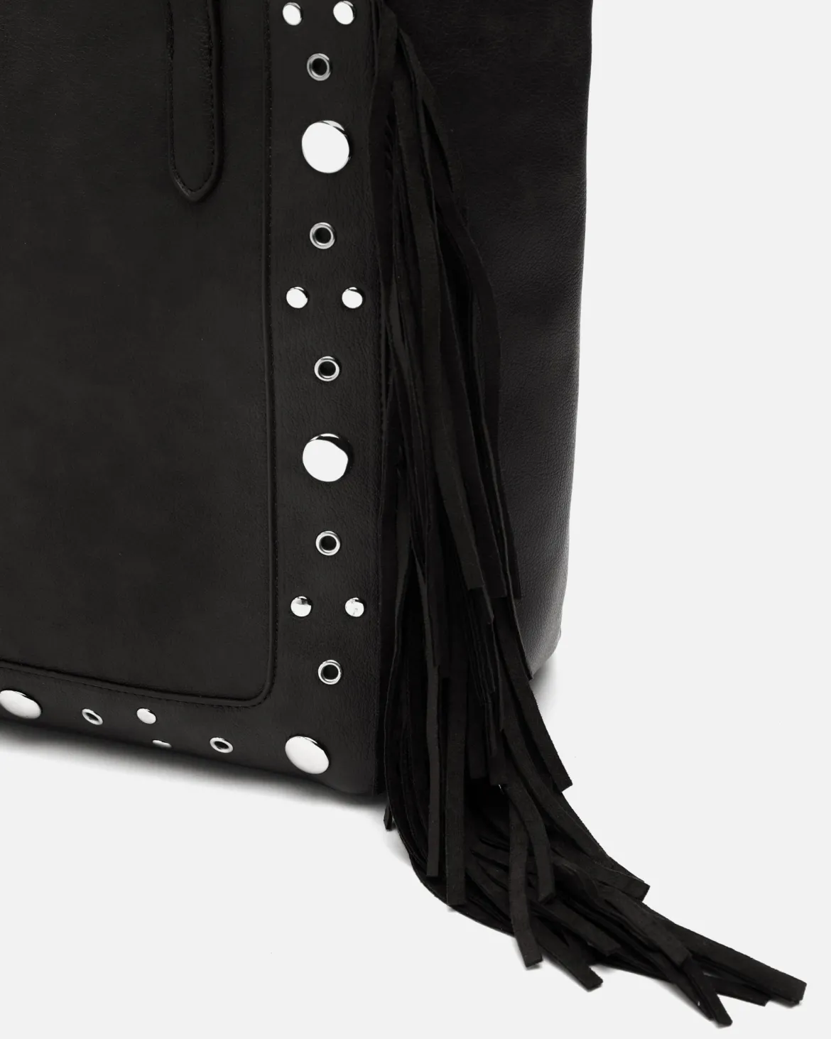 Bolso shopper grande con detalles metálicos y flecos