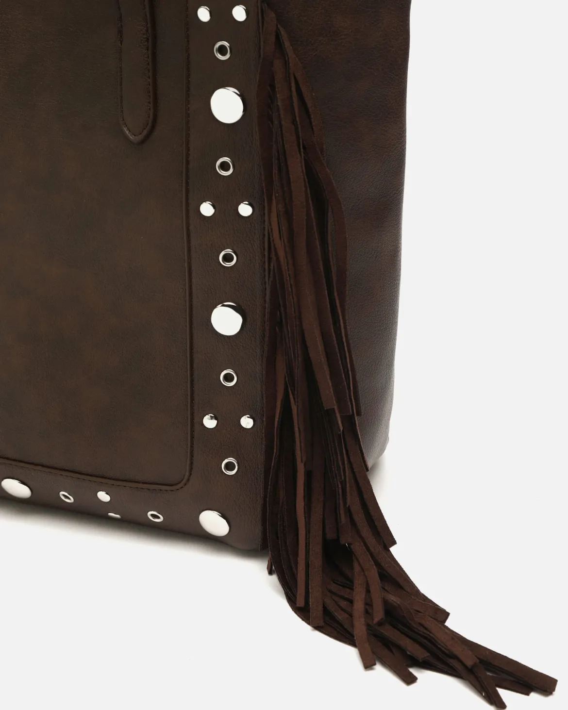 Bolso shopper grande con detalles metálicos y flecos
