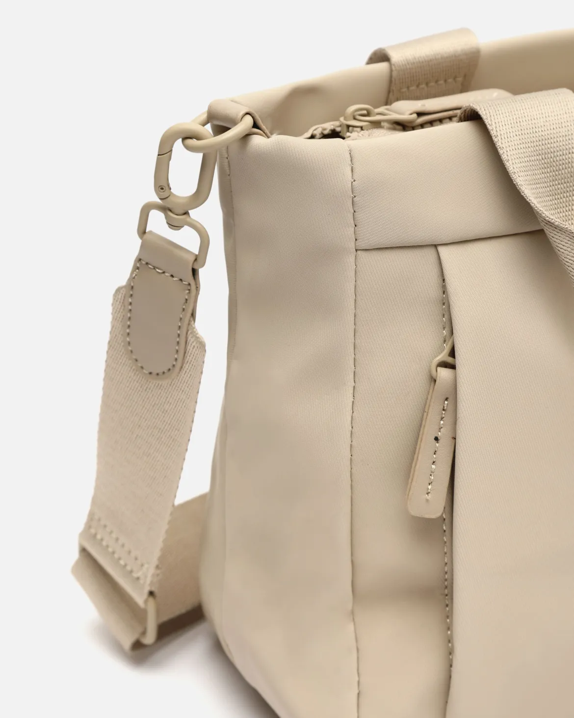 Bolso tote mediano en nylon con asa bandolera extraíble