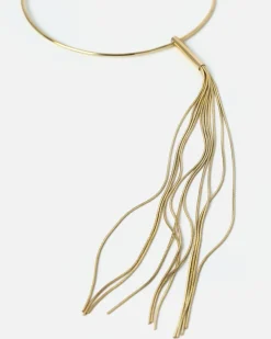 Collar corto con detalle colgante