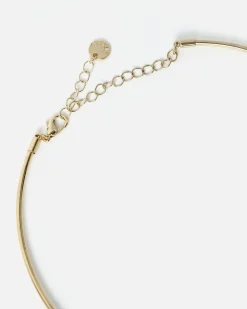 Collar corto con detalle colgante
