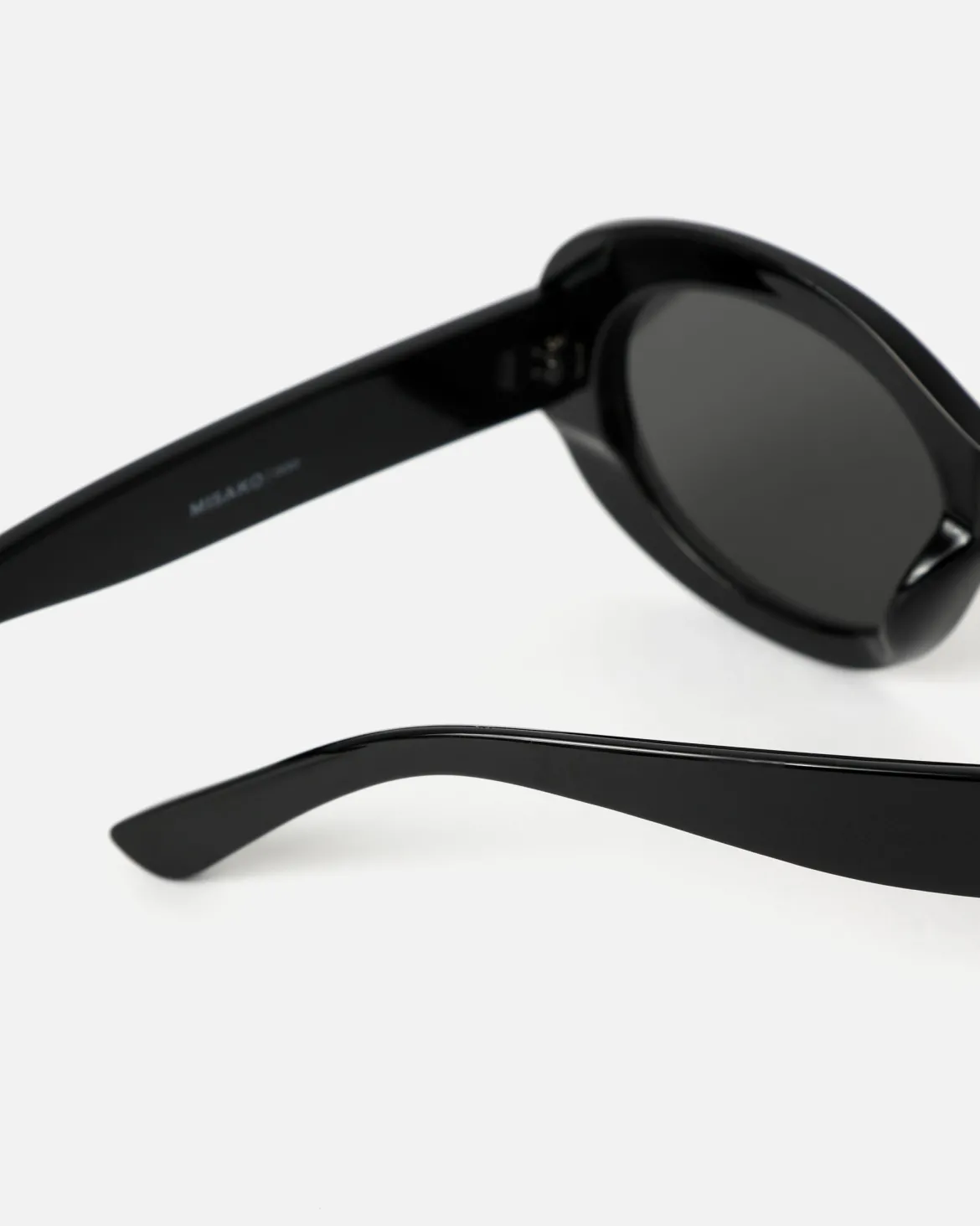 Gafas de sol ovaladas con montura de pasta