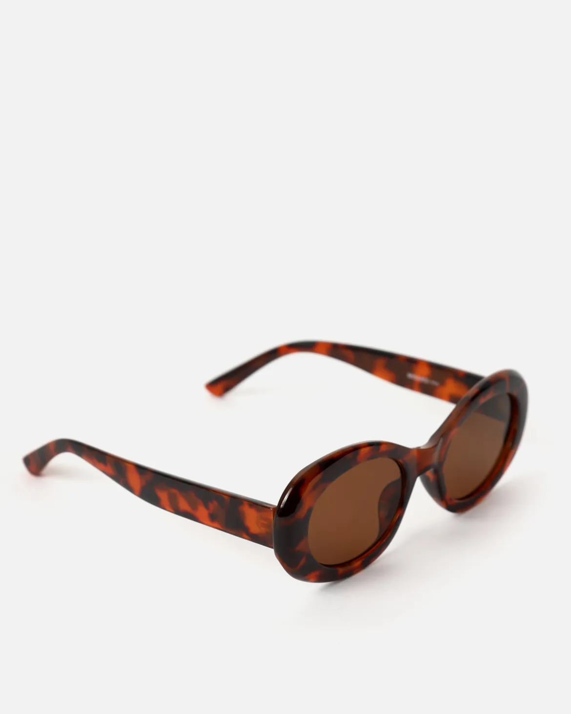 Gafas de sol ovaladas con montura de pasta