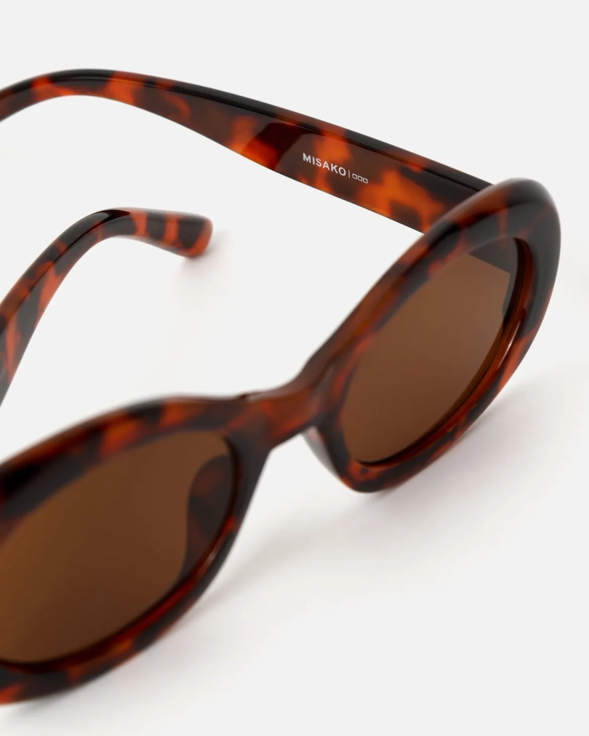 Gafas de sol ovaladas con montura de pasta