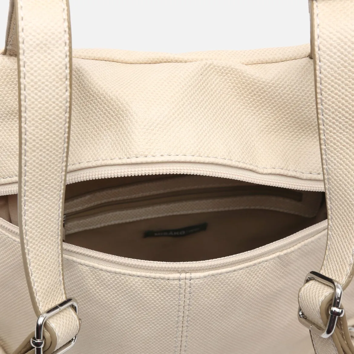 Mochila antirrobo con detalles metálicos