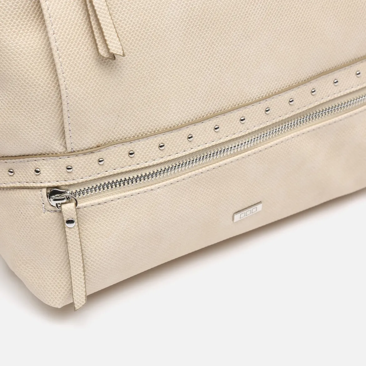 Mochila antirrobo con detalles metálicos