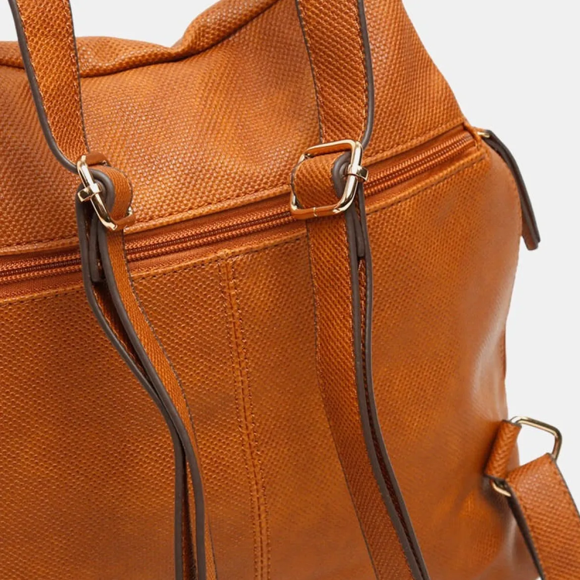 Mochila antirrobo con detalles metálicos